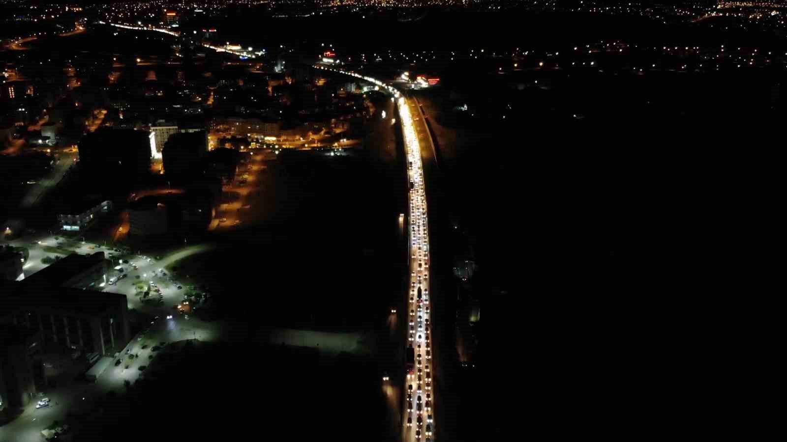 43 ilin geçiş güzergahında gece yarısı yoğunluk: Tatilcilerin dönüş yolcuğu sürüyor