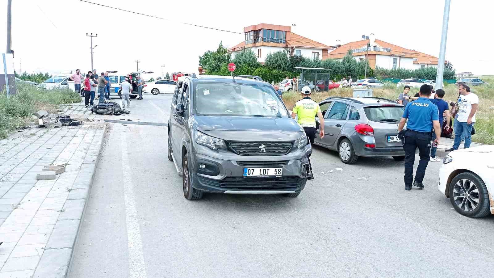 Aracın altında sıkışan motosiklet sürücüsünü, itfaiye ekipleri kurtardı