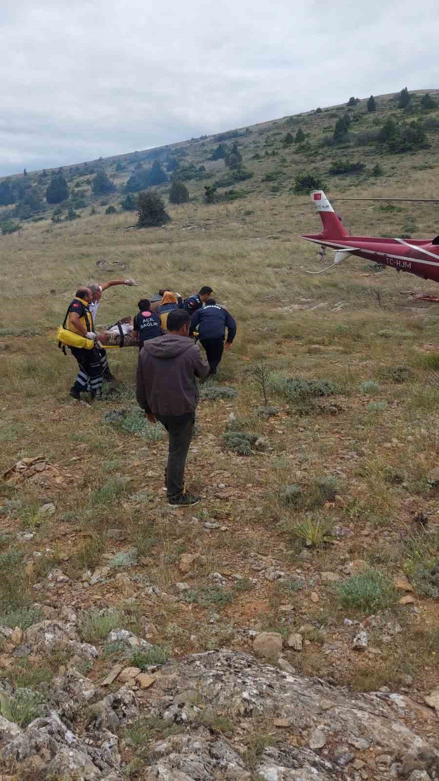 Dağlık alanda ot toplarken bayılan kişi için hava ambulansı havalandı