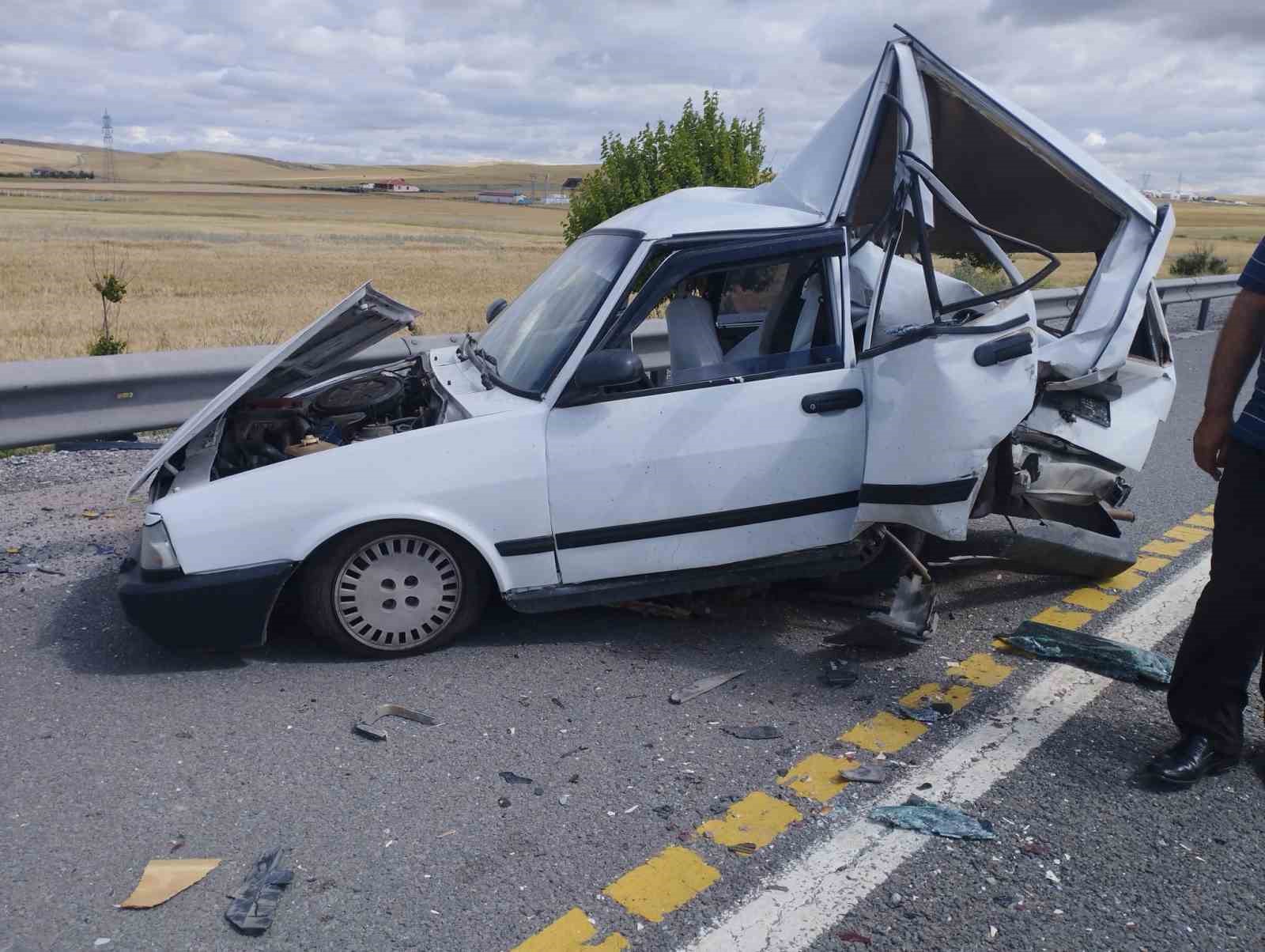 Ankara’daki kazada otomobil kağıt gibi ezildi