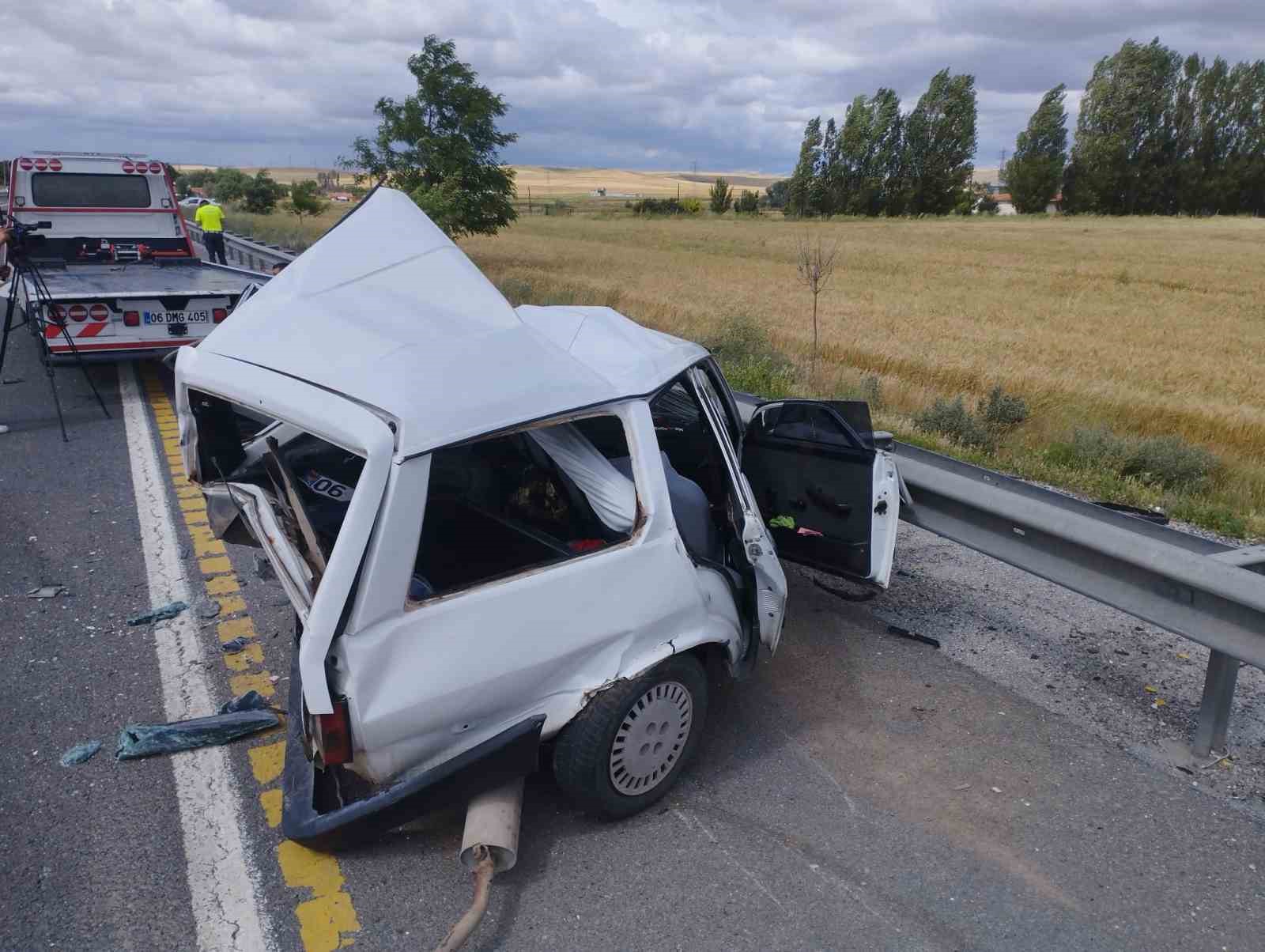 Ankara’daki kazada otomobil kağıt gibi ezildi