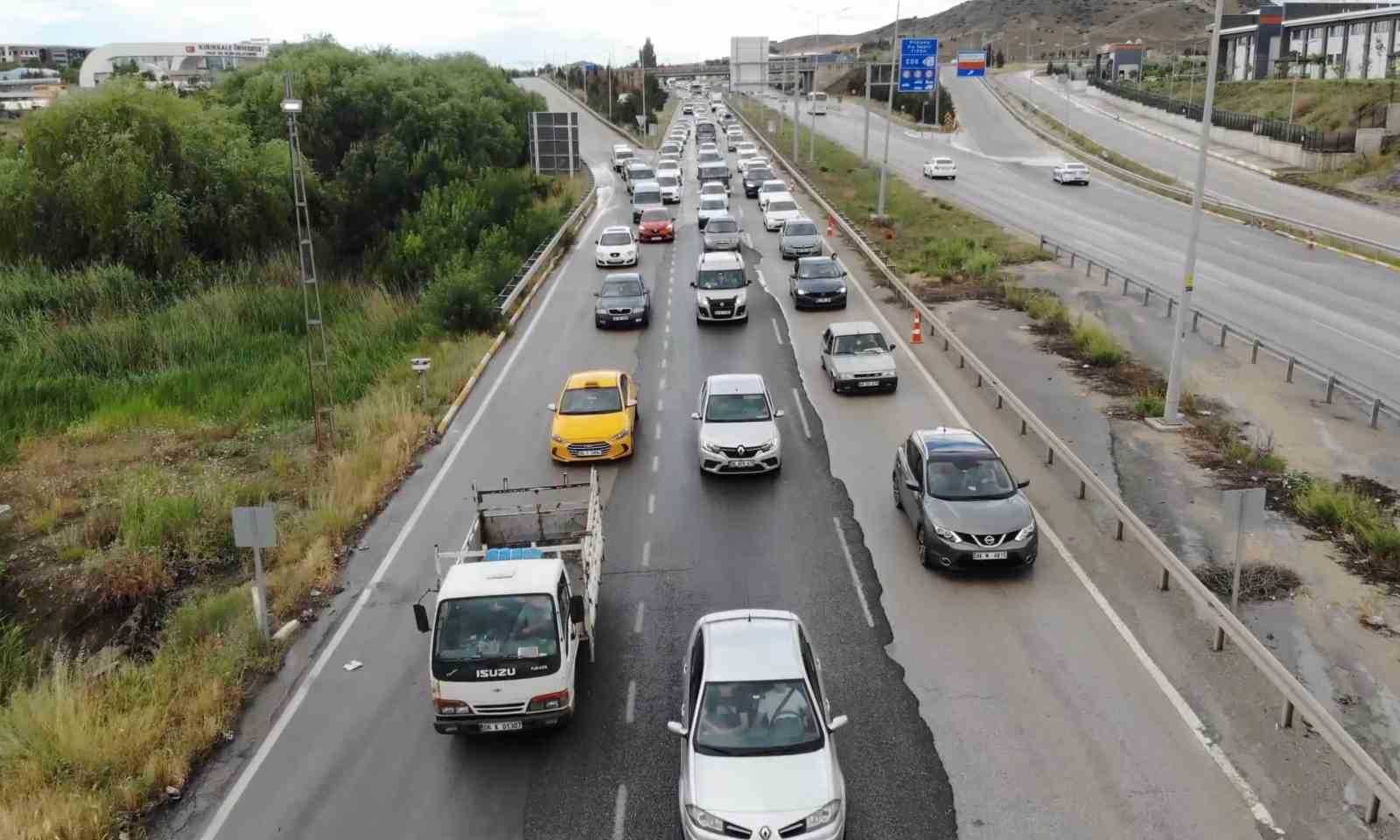 43 ilin geçiş güzergahında kuvvetli yağış etkili oldu: Kazalar peş peşe geldi, 8 yaralı