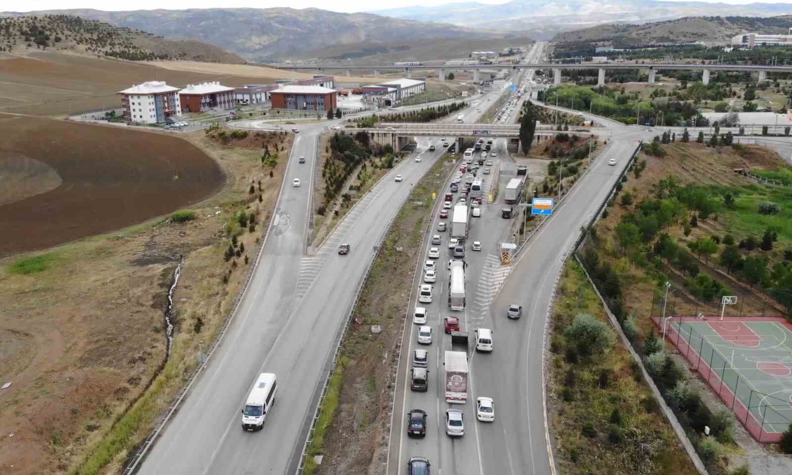 43 ilin geçiş güzergahında kuvvetli yağış etkili oldu: Kazalar peş peşe geldi, 8 yaralı