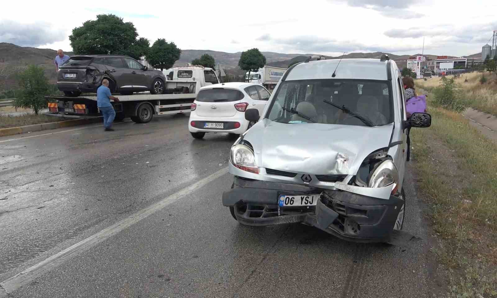 43 ilin geçiş güzergahında kuvvetli yağış etkili oldu: Kazalar peş peşe geldi, 8 yaralı