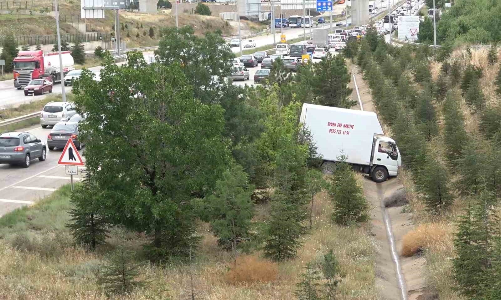 43 ilin geçiş güzergahında kuvvetli yağış etkili oldu: Kazalar peş peşe geldi, 8 yaralı