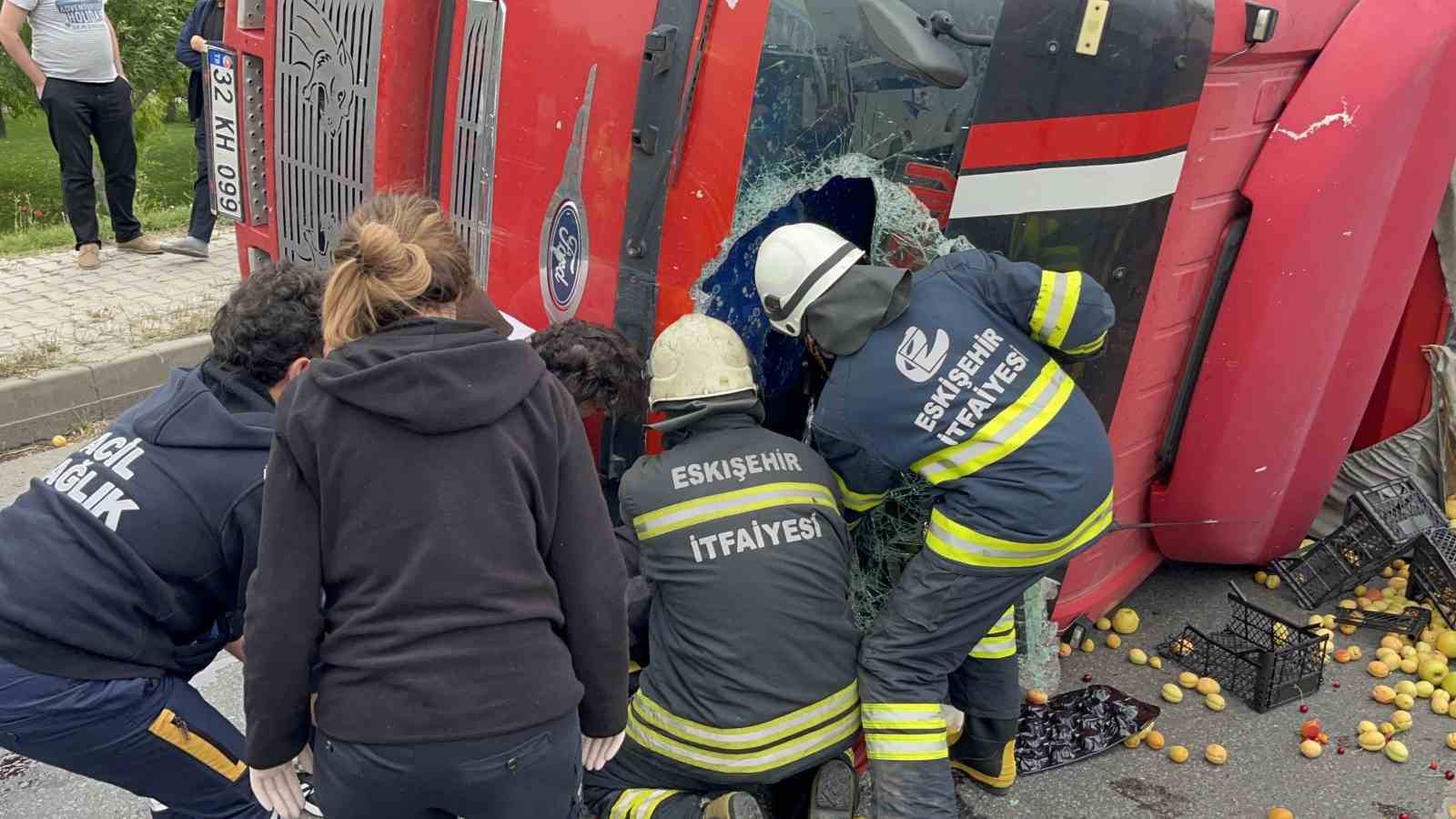 Eskişehir’de meyve yüklü kamyon yan yattı, meyveler etrafa saçıldı