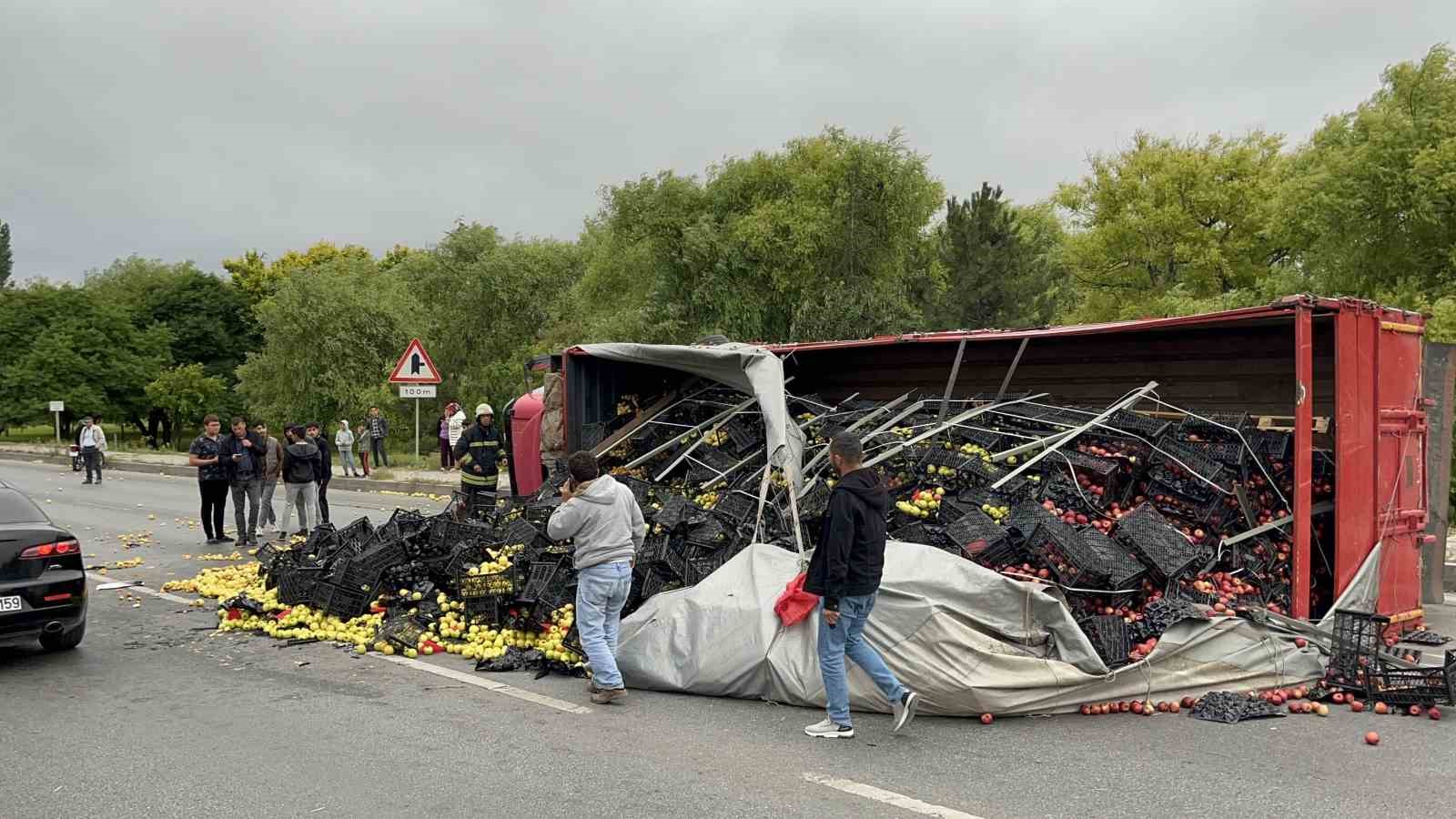 Eskişehir’de meyve yüklü kamyon yan yattı, meyveler etrafa saçıldı