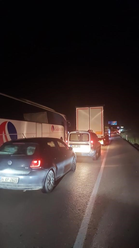 TEM Otoyolu’ndaki heyelan sebebiyle Ankara-İstanbul yolu trafiğe kapandı