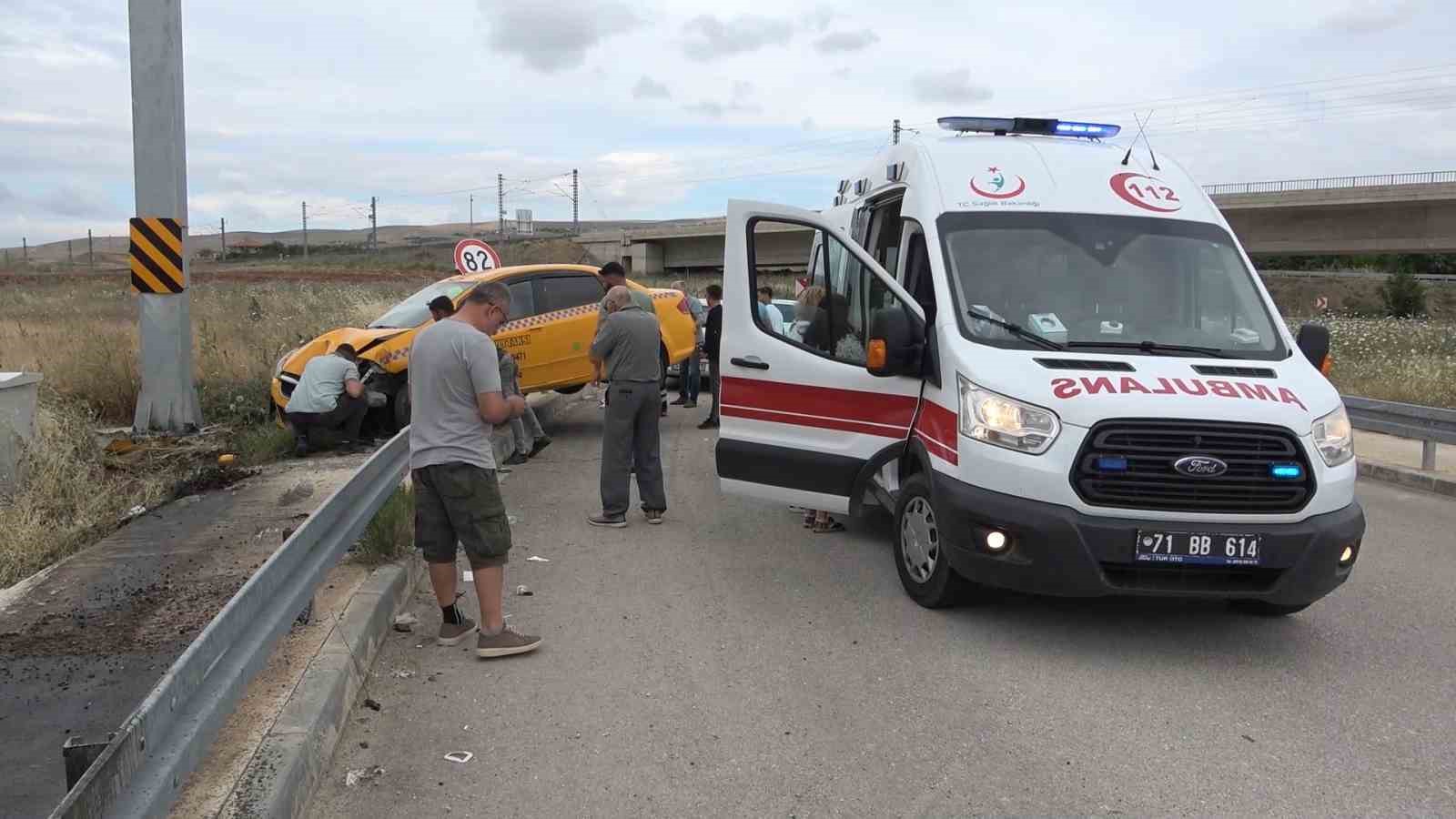 Ticari taksi ile otomobil çarpıştı: 3 yaralı