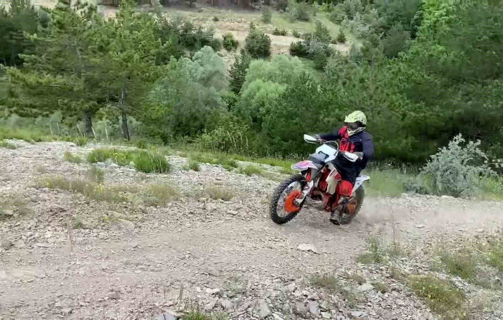 Adrenalin tutkunu motokrosçular Yozgat’ta buluştu