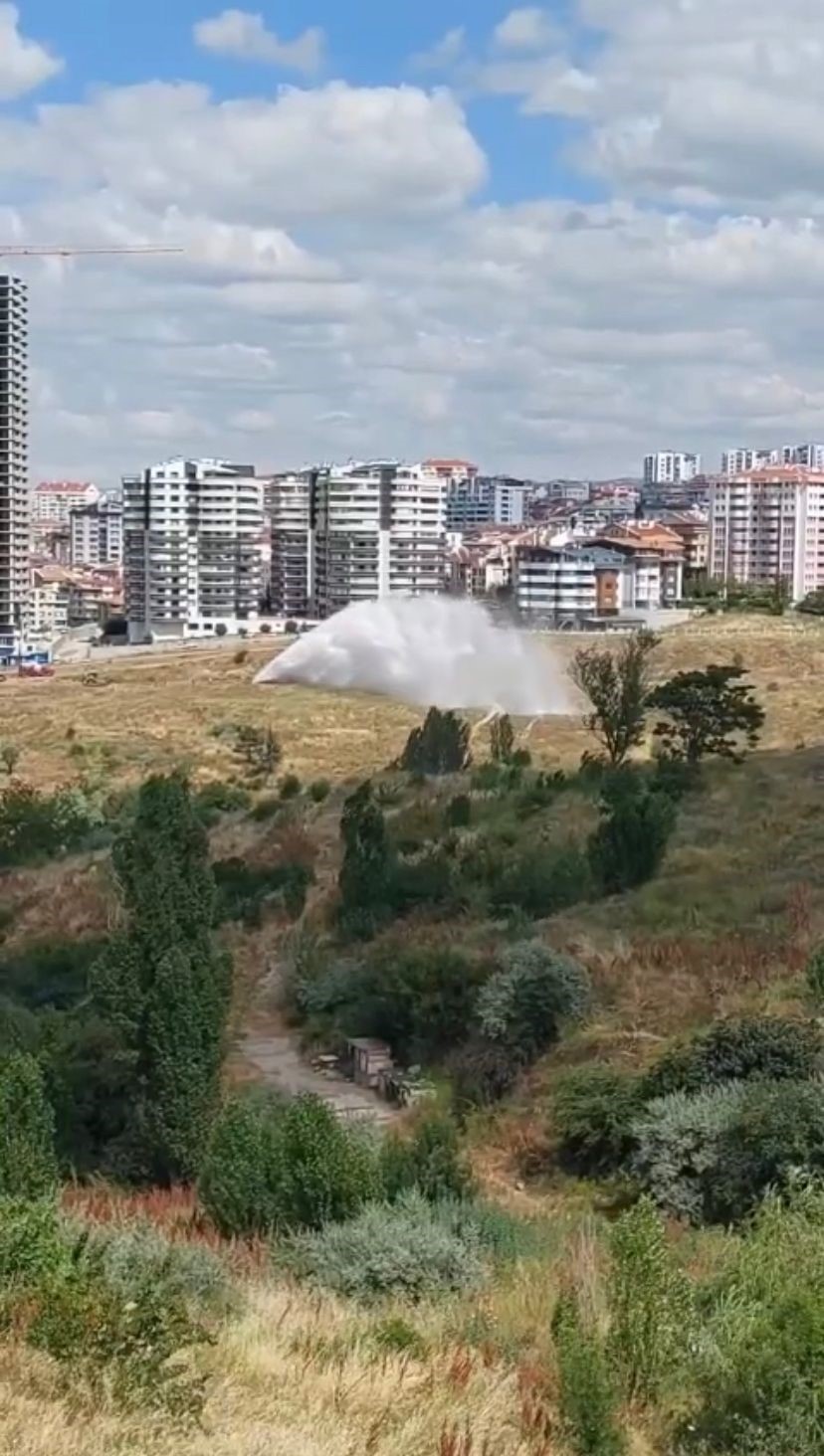 Başkent’te boru patladı, su metrelerce yükseğe fışkırdı