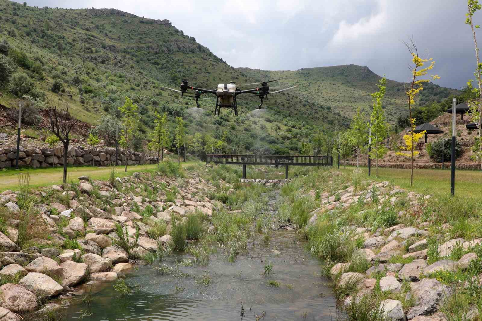 Tarımdan sonra sinek ilaçlamasında da drone devri