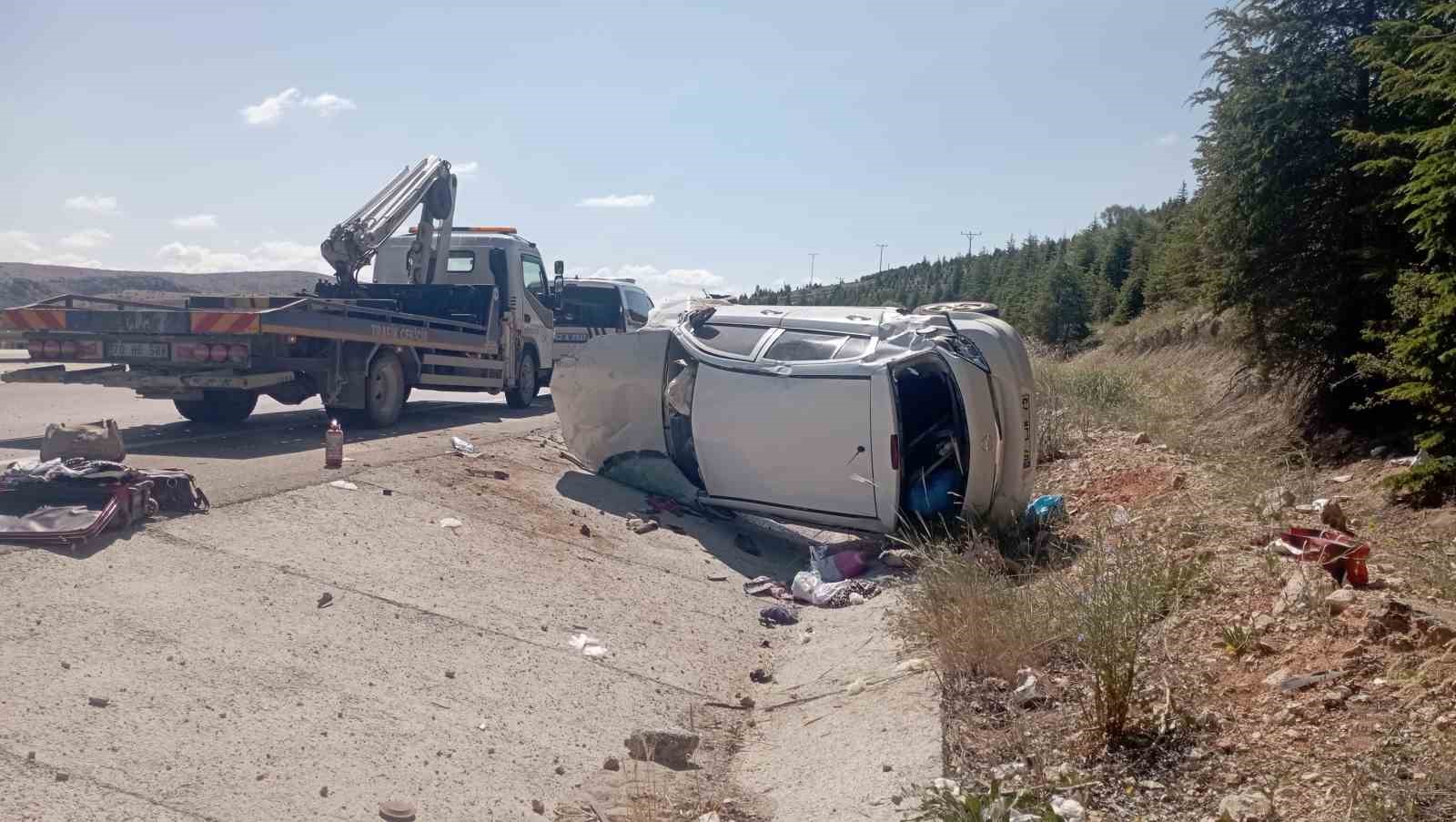 Su tahliye kanalı girişine çarpan otomobil takla attı: 1 ölü, 3 yaralı