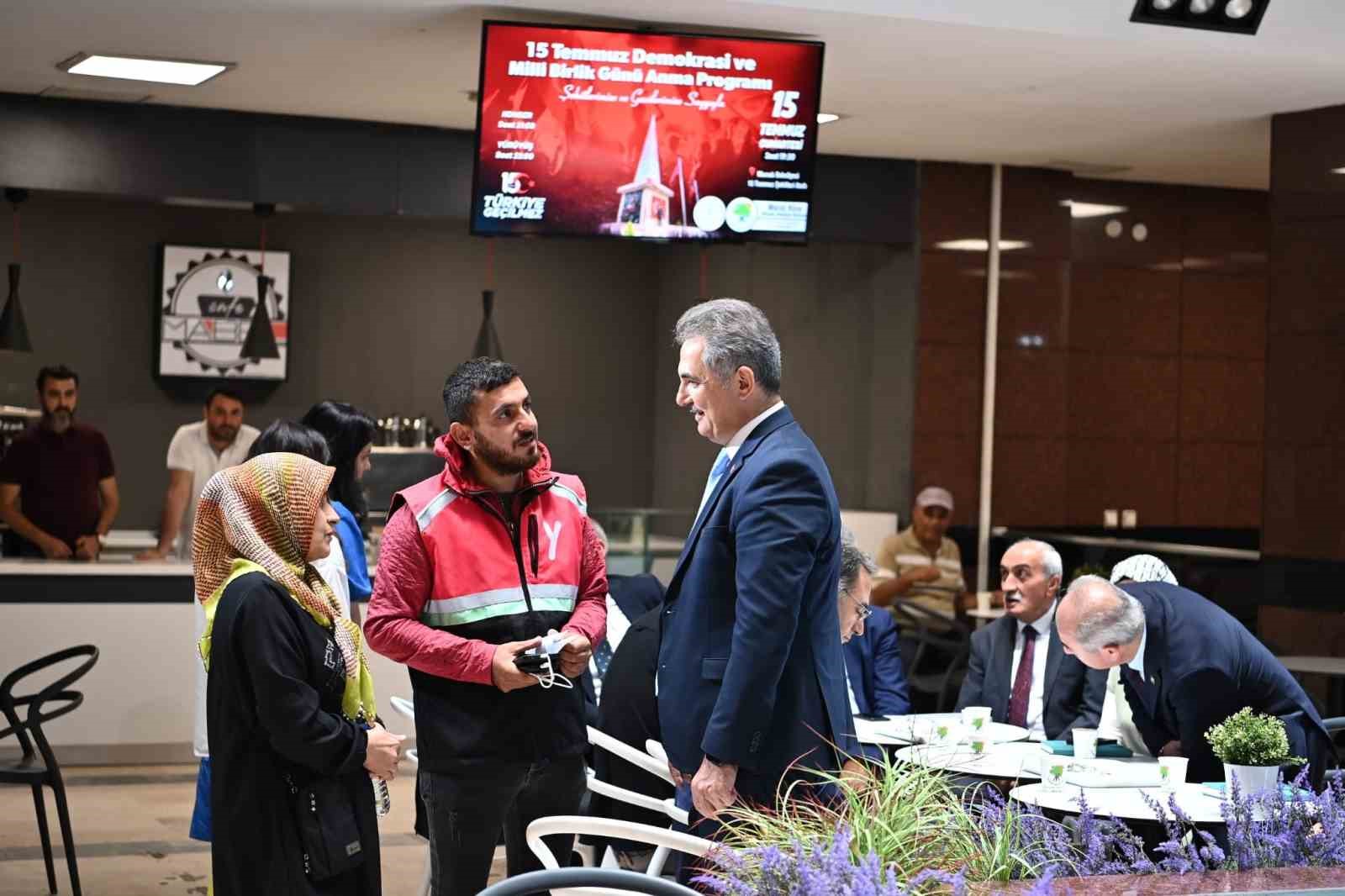 Mamak Belediye Başkanı Köse vatandaşları belediye binasının kapısında karşılıyor