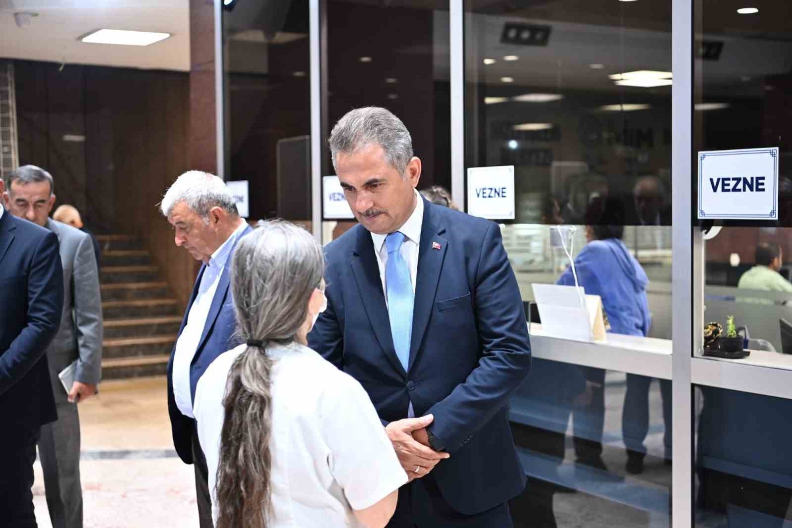 Mamak Belediye Başkanı Köse vatandaşları belediye binasının kapısında karşılıyor