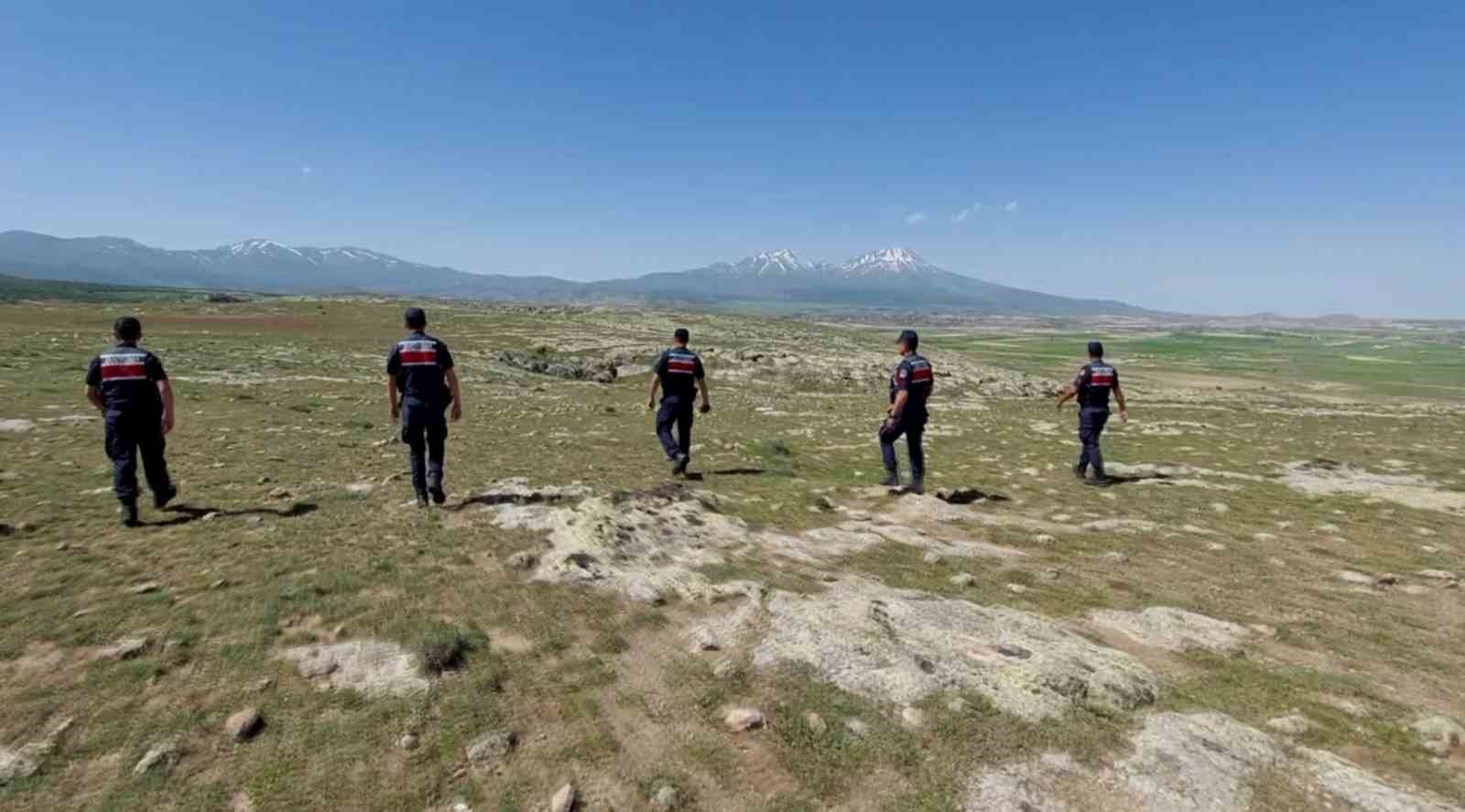 Jandarma kayıp 100 koyunu dron ile 1 saatte buldu