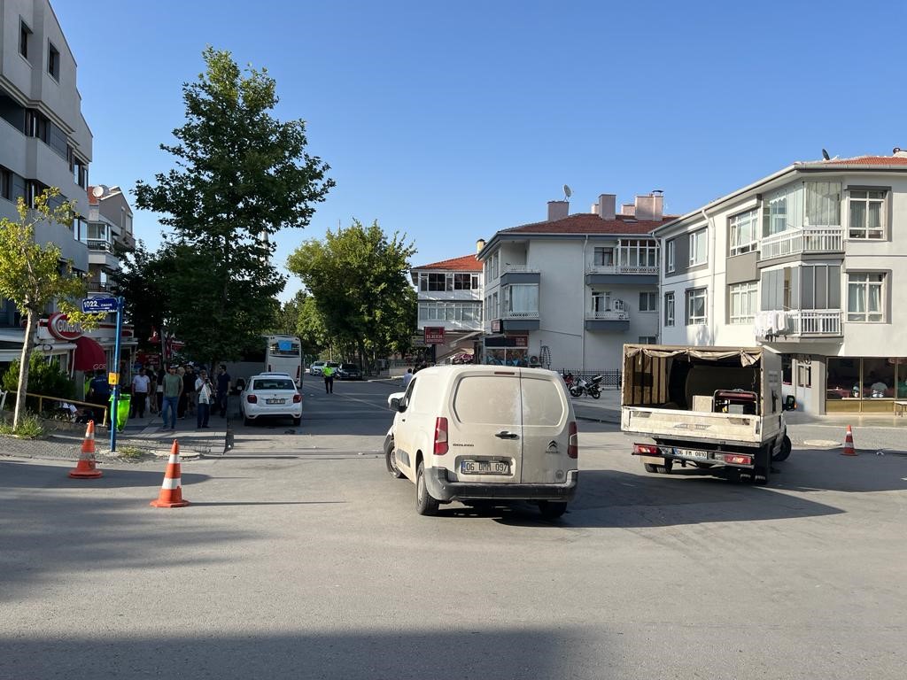 Ankara’da freni boşalan servis aracı 3 otomobile çarptı: 2 yaralı