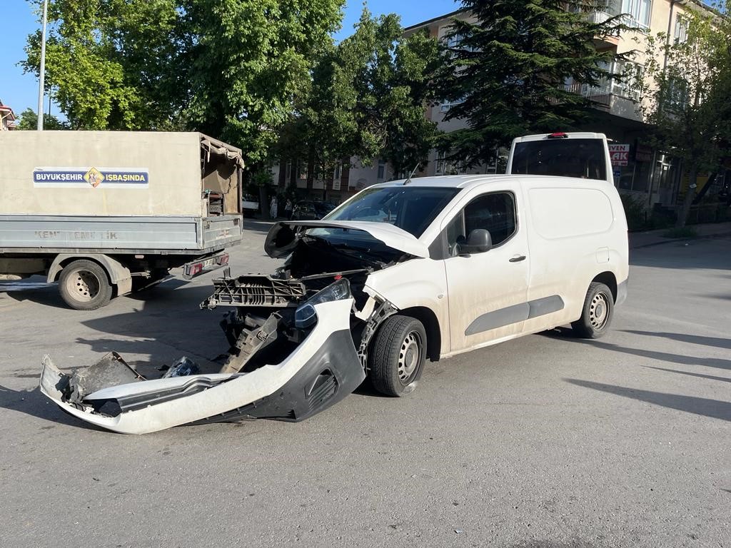 Ankara’da freni boşalan servis aracı 3 otomobile çarptı: 2 yaralı