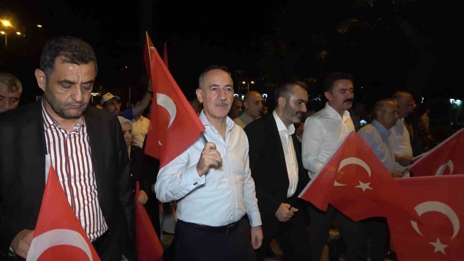 Kırıkkaleliler demokrasi yürüyüşüne katıldı, gece yarısına kadar nöbet tuttu