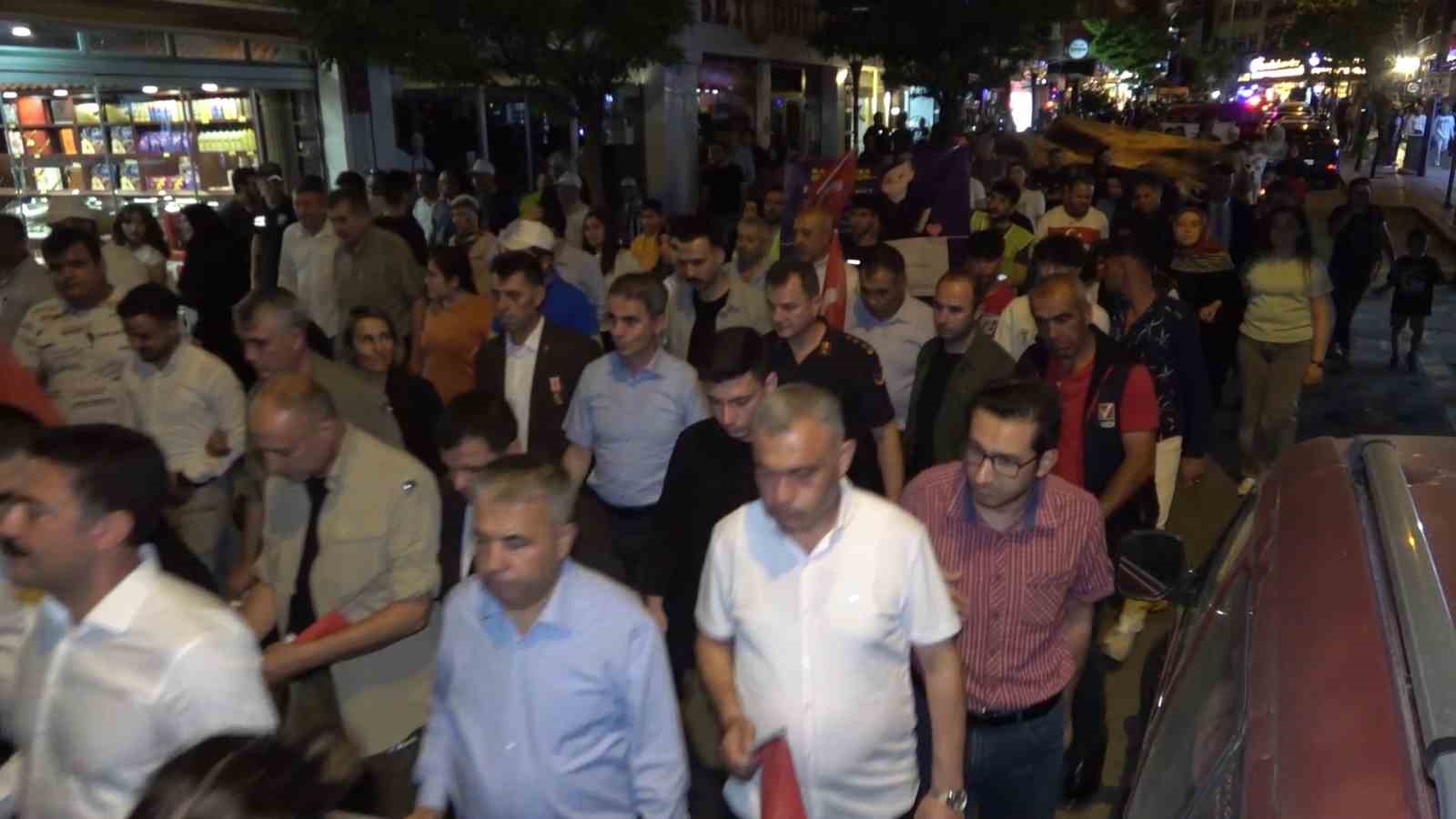 Kırıkkaleliler demokrasi yürüyüşüne katıldı, gece yarısına kadar nöbet tuttu