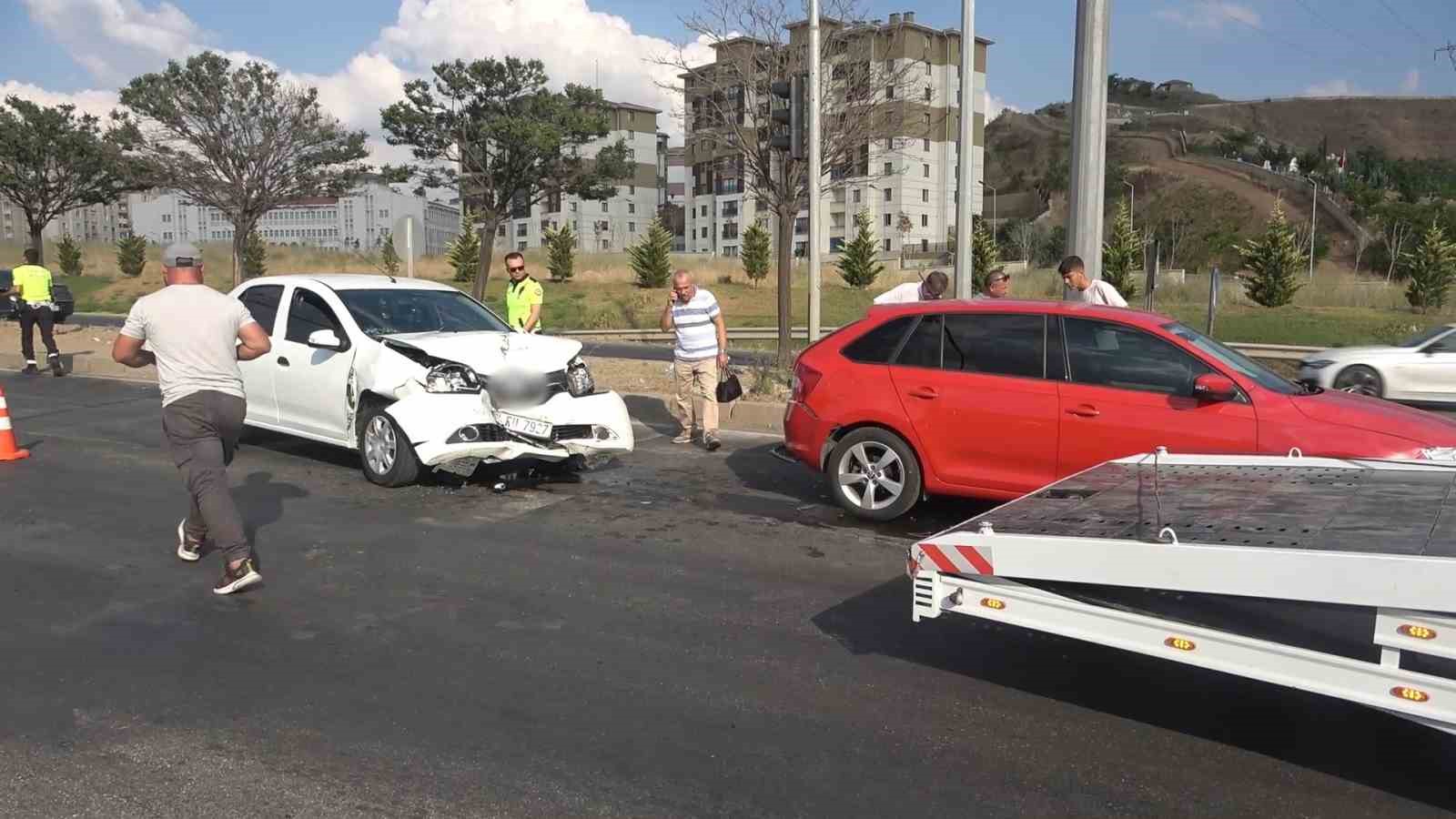 Kırıkkale’de iki otomobil çarpıştı: 3 yaralı