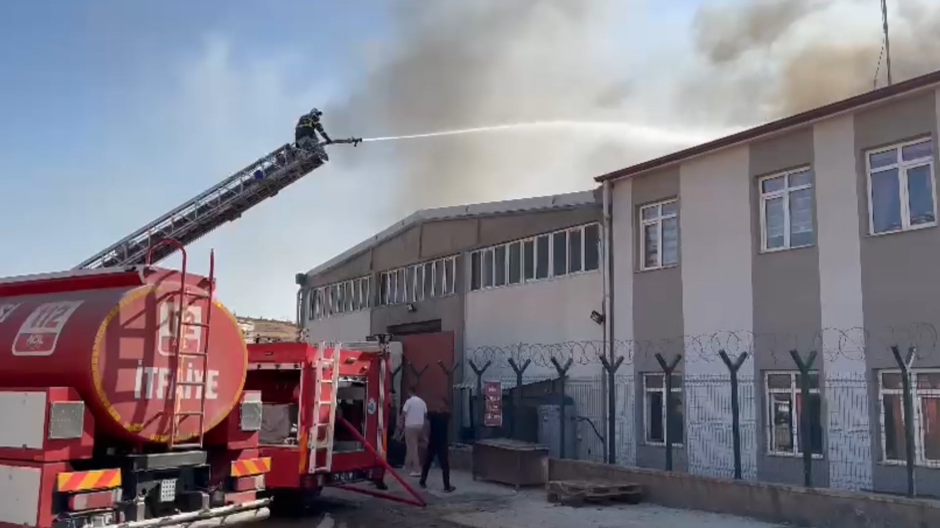 Kırıkkale Yeni Sanayide   bulunan fabrikada yangın çıktı