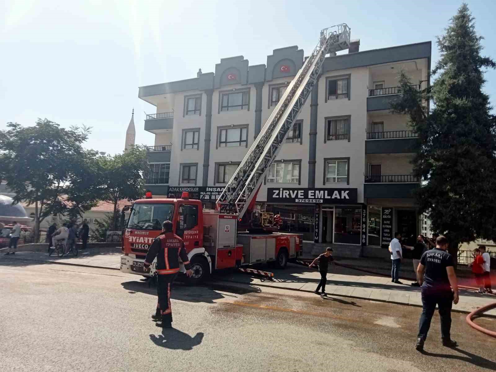 Başkentte alevlerin sardığı apartman çatısı küle döndü