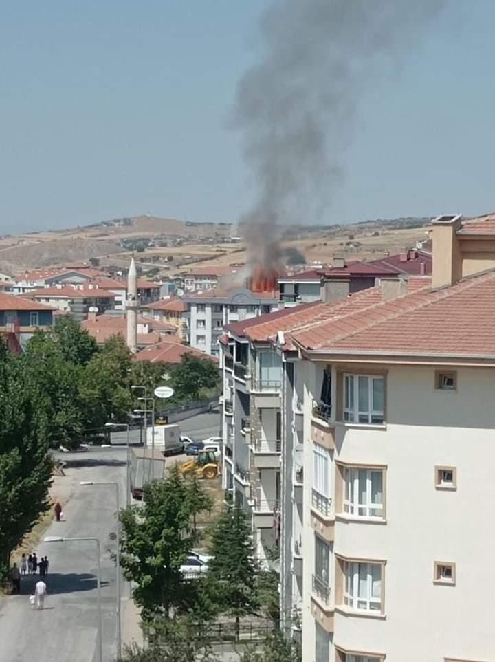 Başkentte alevlerin sardığı apartman çatısı küle döndü