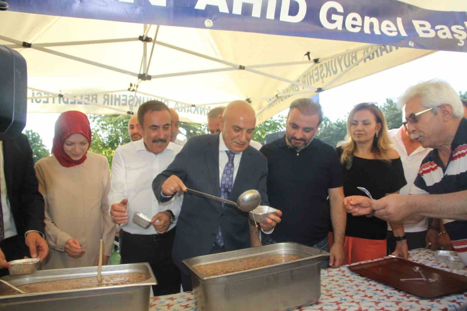 AHİD’den vatandaşlara aşure