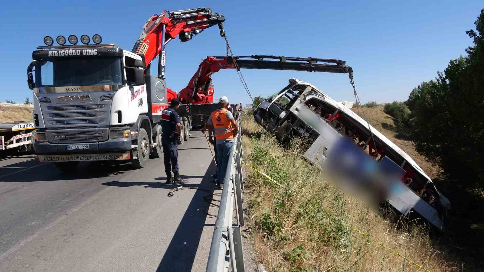 12 kişinin hayatını kaybettiği otobüs şarampolden çıkarıldı