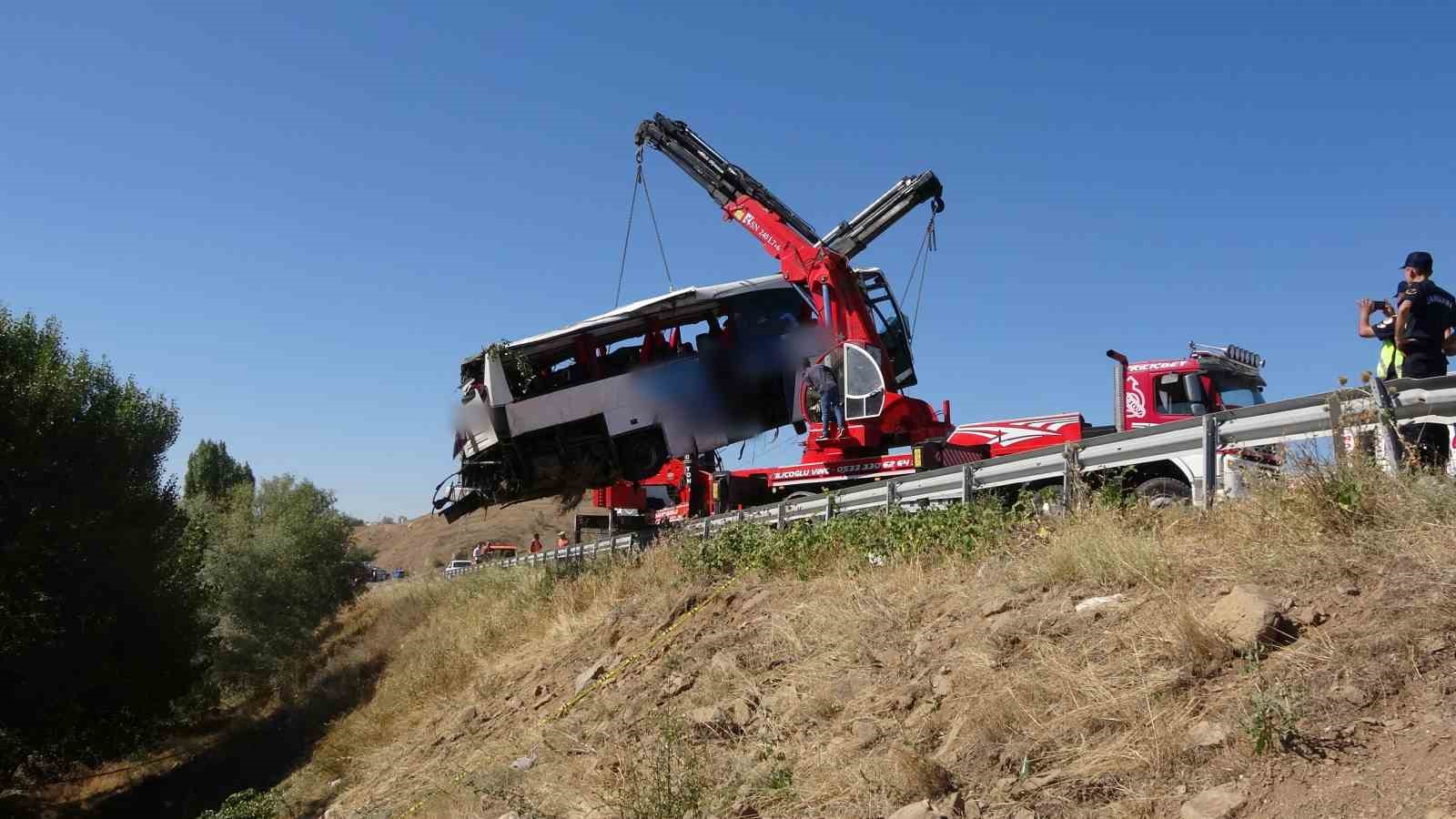 12 kişinin hayatını kaybettiği otobüs şarampolden çıkarıldı