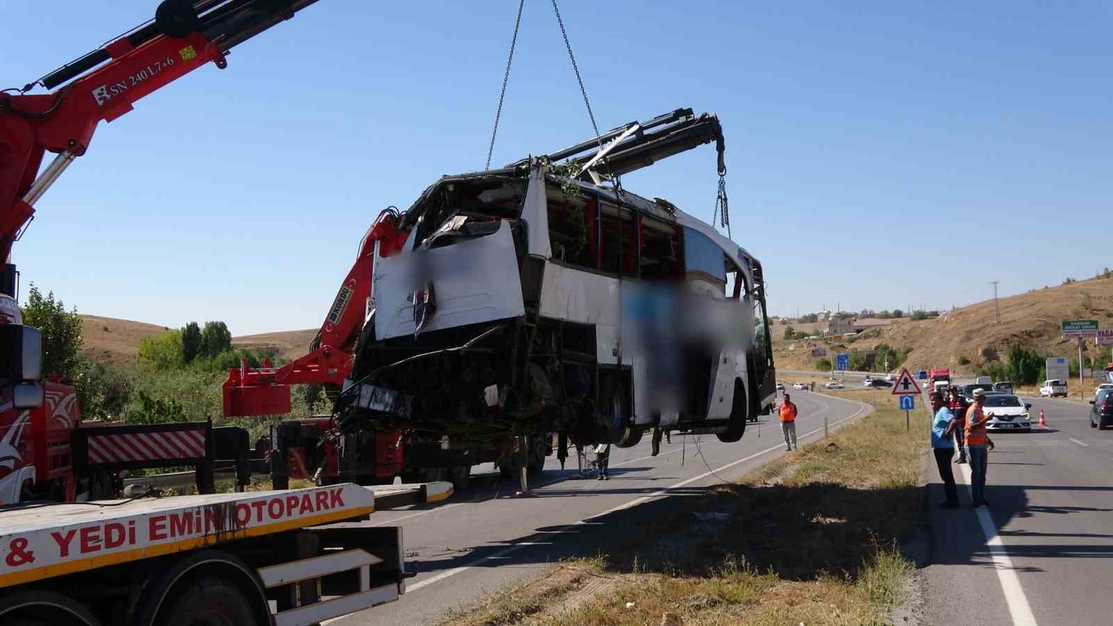 12 kişinin hayatını kaybettiği otobüs şarampolden çıkarıldı