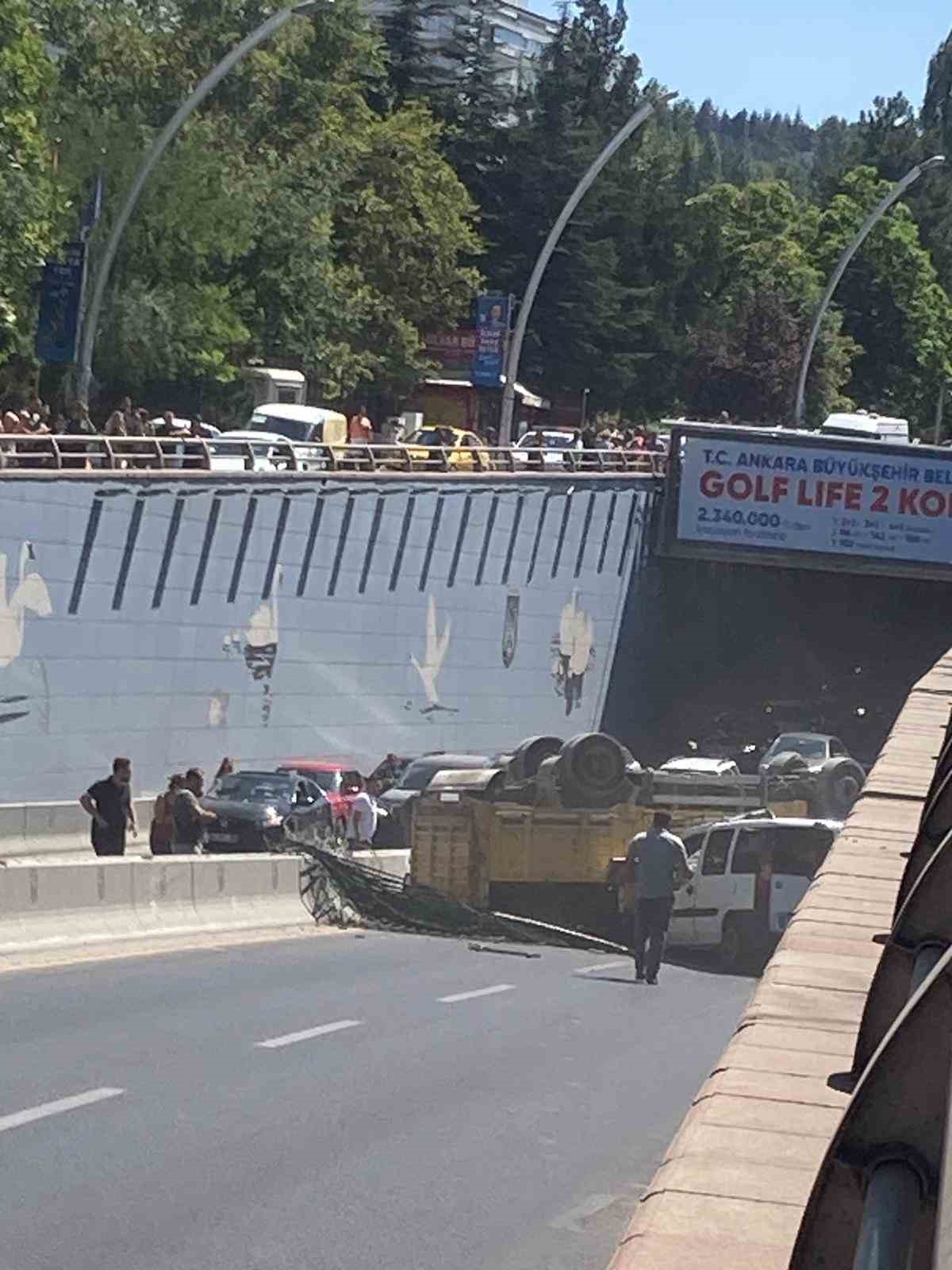 Ankara’da hafriyat kamyonu alt geçide düştü