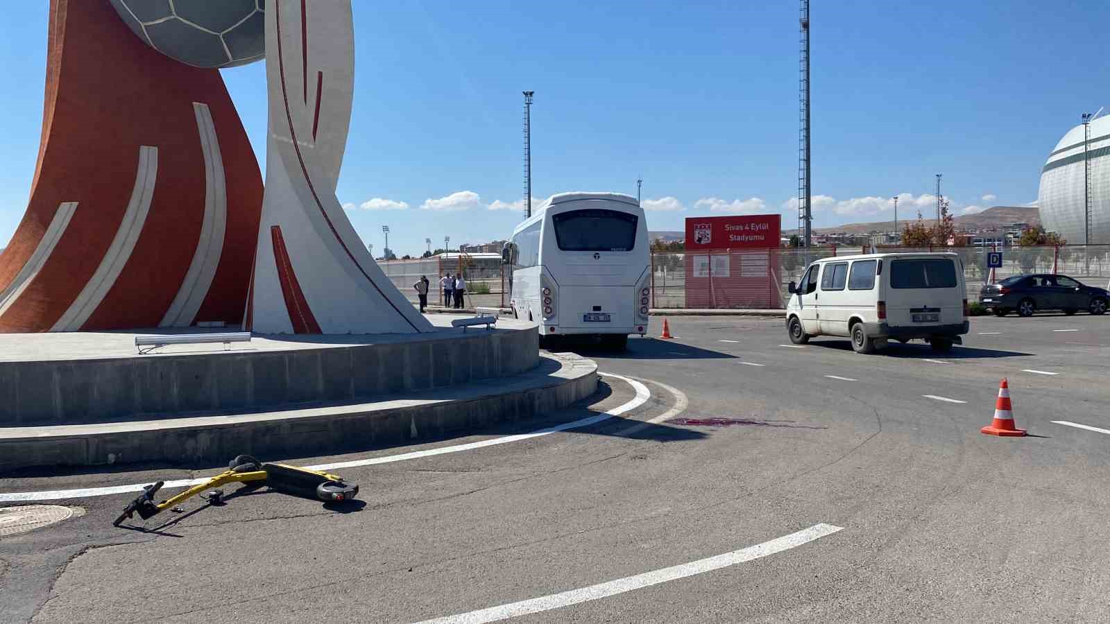 Sivas’ta scooter’lu çocuk ile minibüs çarpıştı: 1 ölü