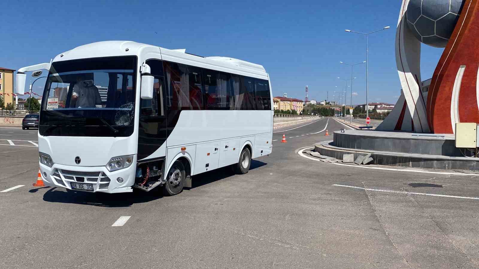 Sivas’ta scooter’lu çocuk ile minibüs çarpıştı: 1 ölü