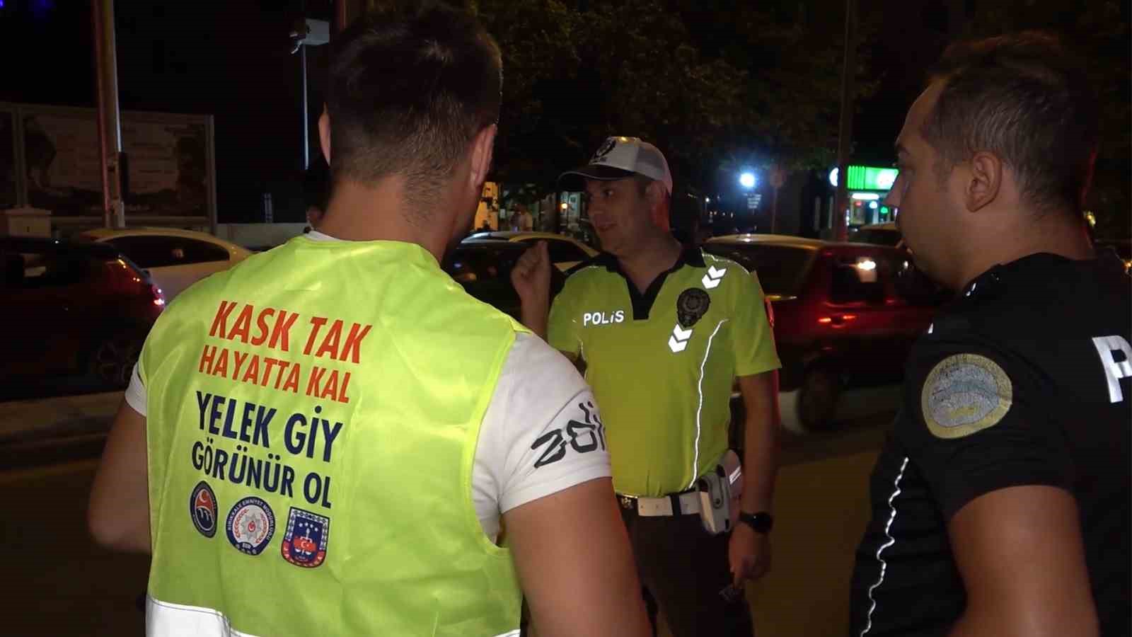 Bisiklet ve motosiklet sürücülerine reflektif yelek dağıtıldı