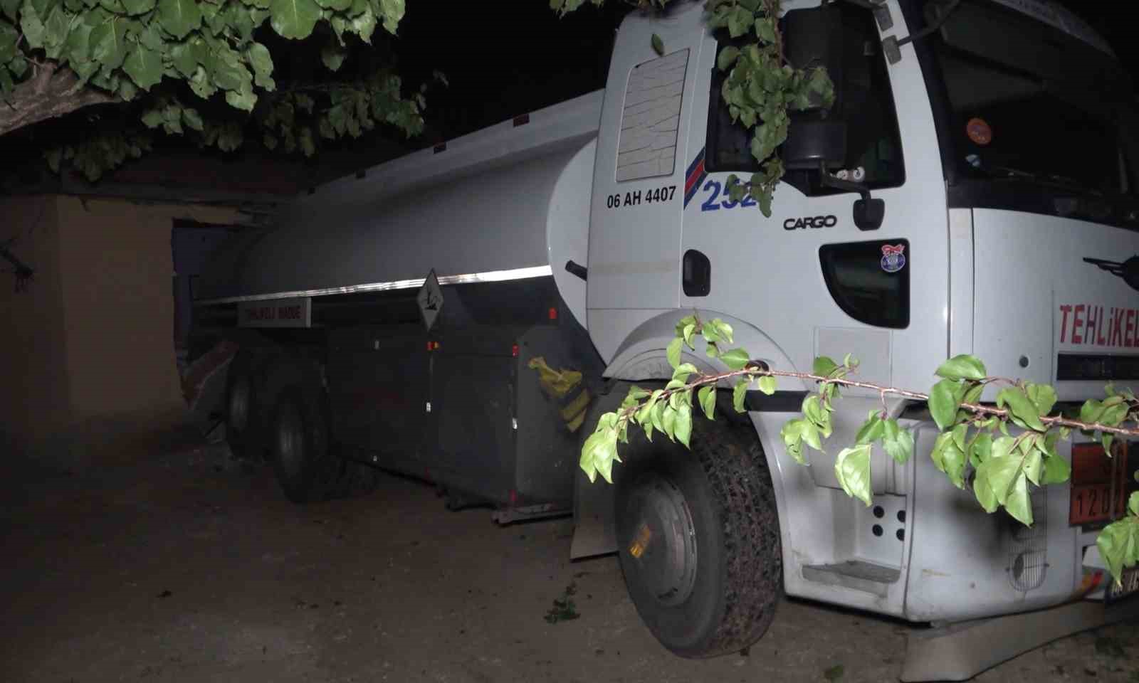 Faciadan dönüldü: Park ettiği akaryakıt tankeri evini yıktı