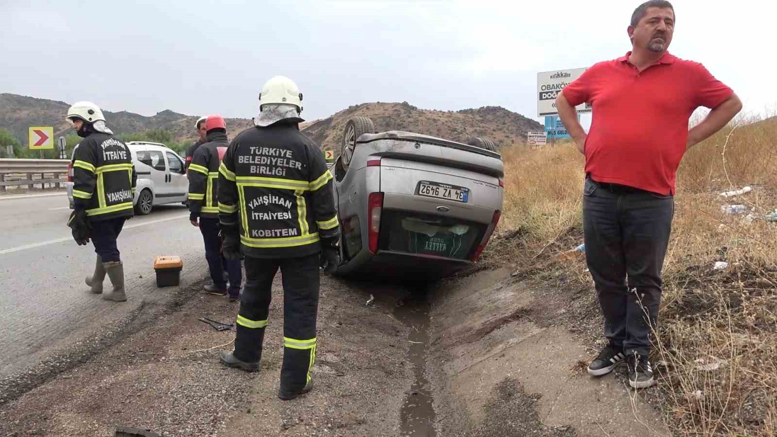 Yağmur sebebiyle kayganlaşan yolda otomobil takla attı: 3 yaralı