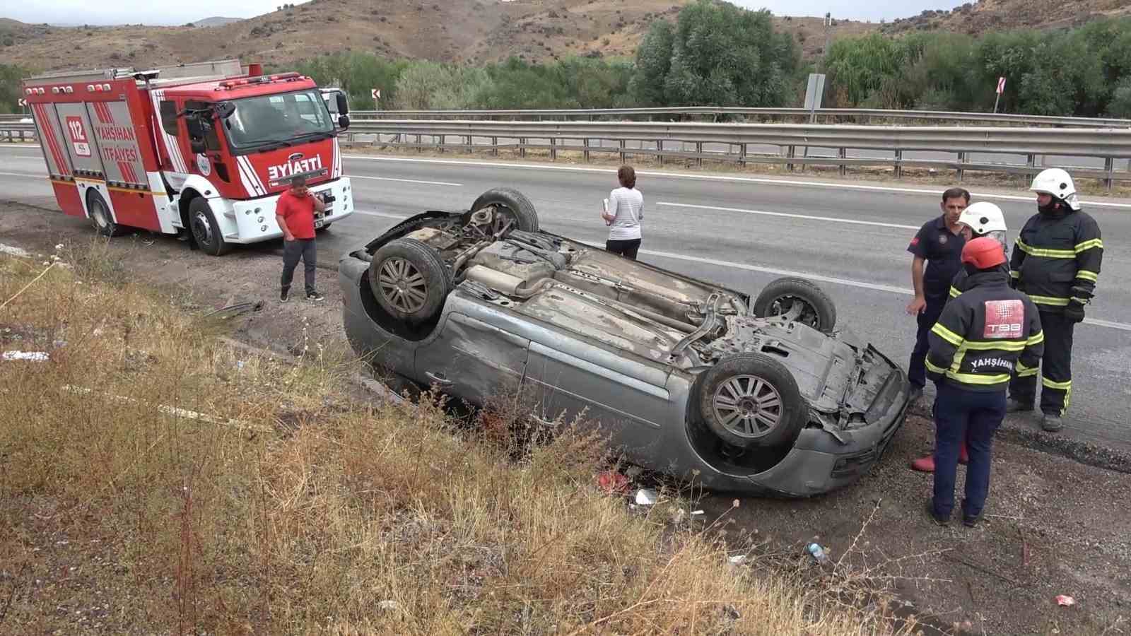 Yağmur sebebiyle kayganlaşan yolda otomobil takla attı: 3 yaralı