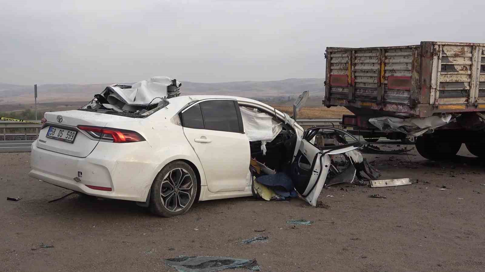 Kırıkkale’de feci kaza, tıra ok gibi saplanan otomobil hurdaya döndü: Sürücü öldü, eşi ağır yaralı