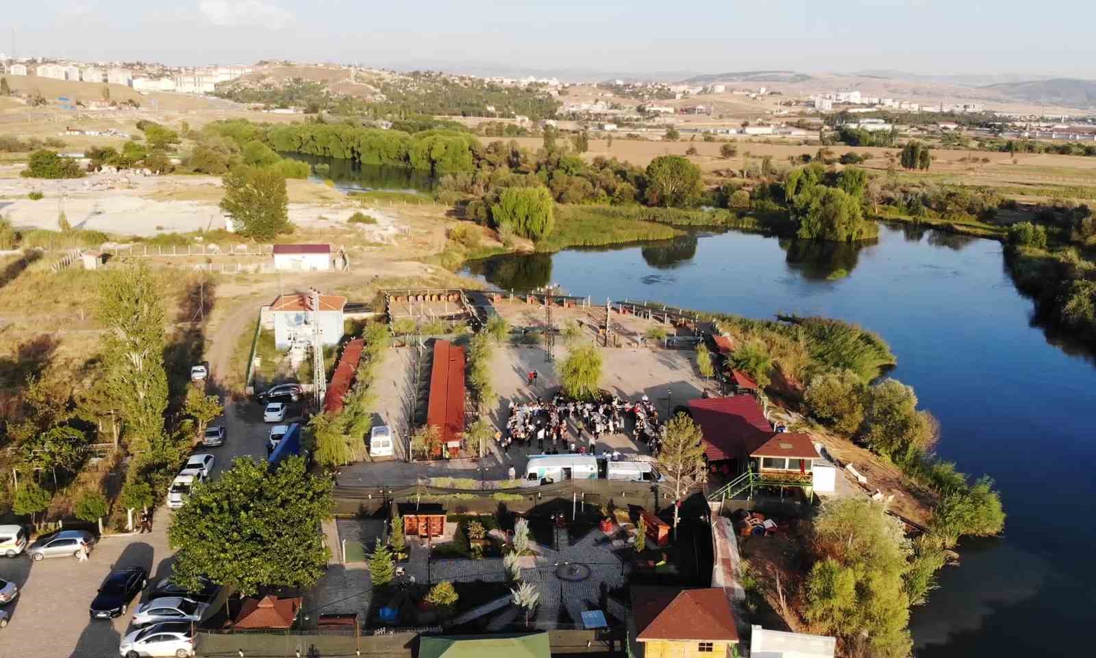 Çocuklar kuş yuvalarını renklendirdi