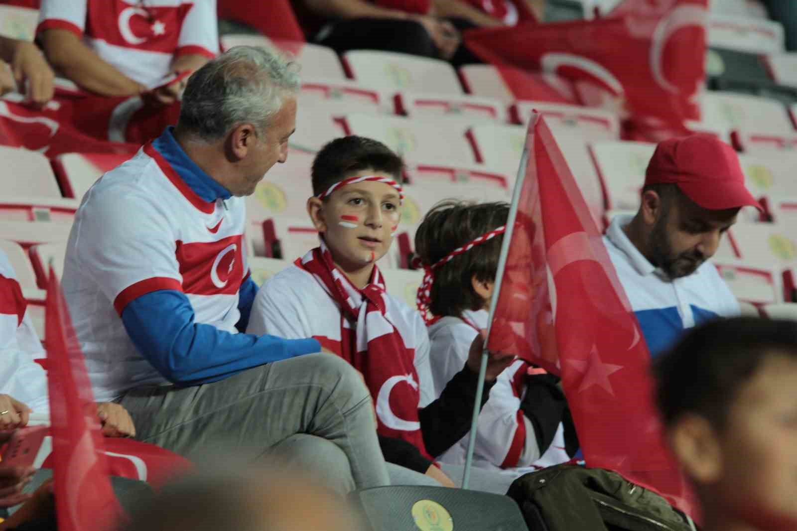 Eskişehirli futbolseverler, Türkiye-Ermenistan maçına hazır
