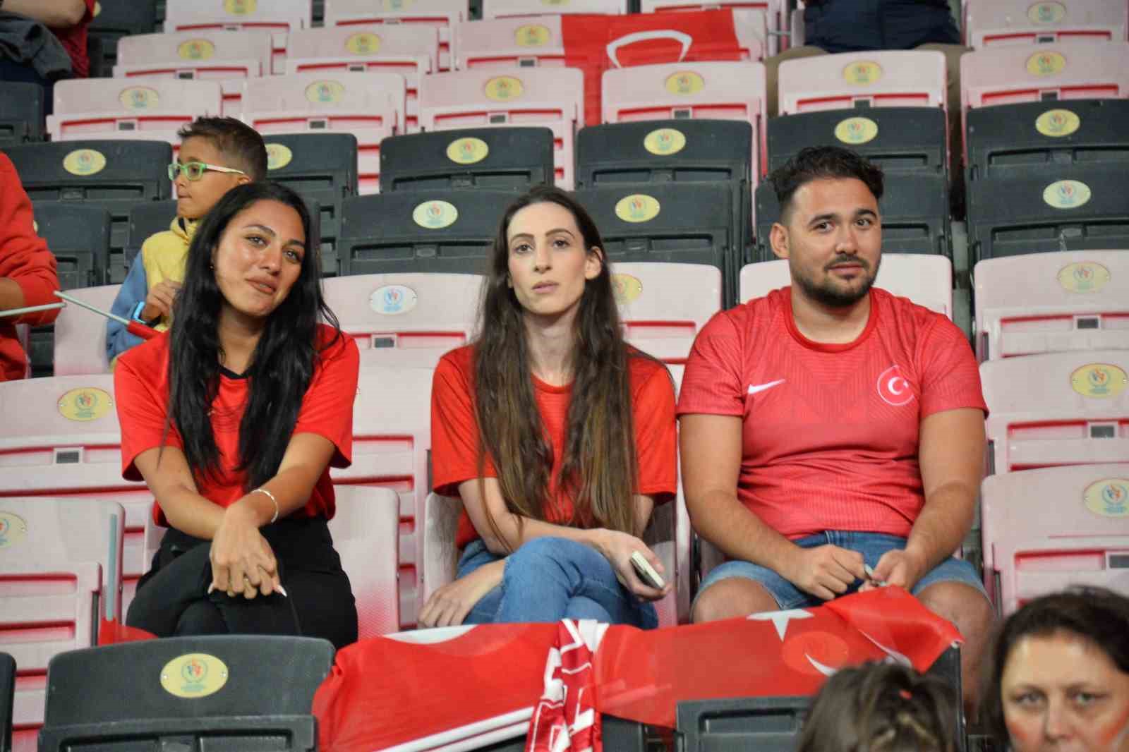 Eskişehirli futbolseverler, Türkiye-Ermenistan maçına hazır