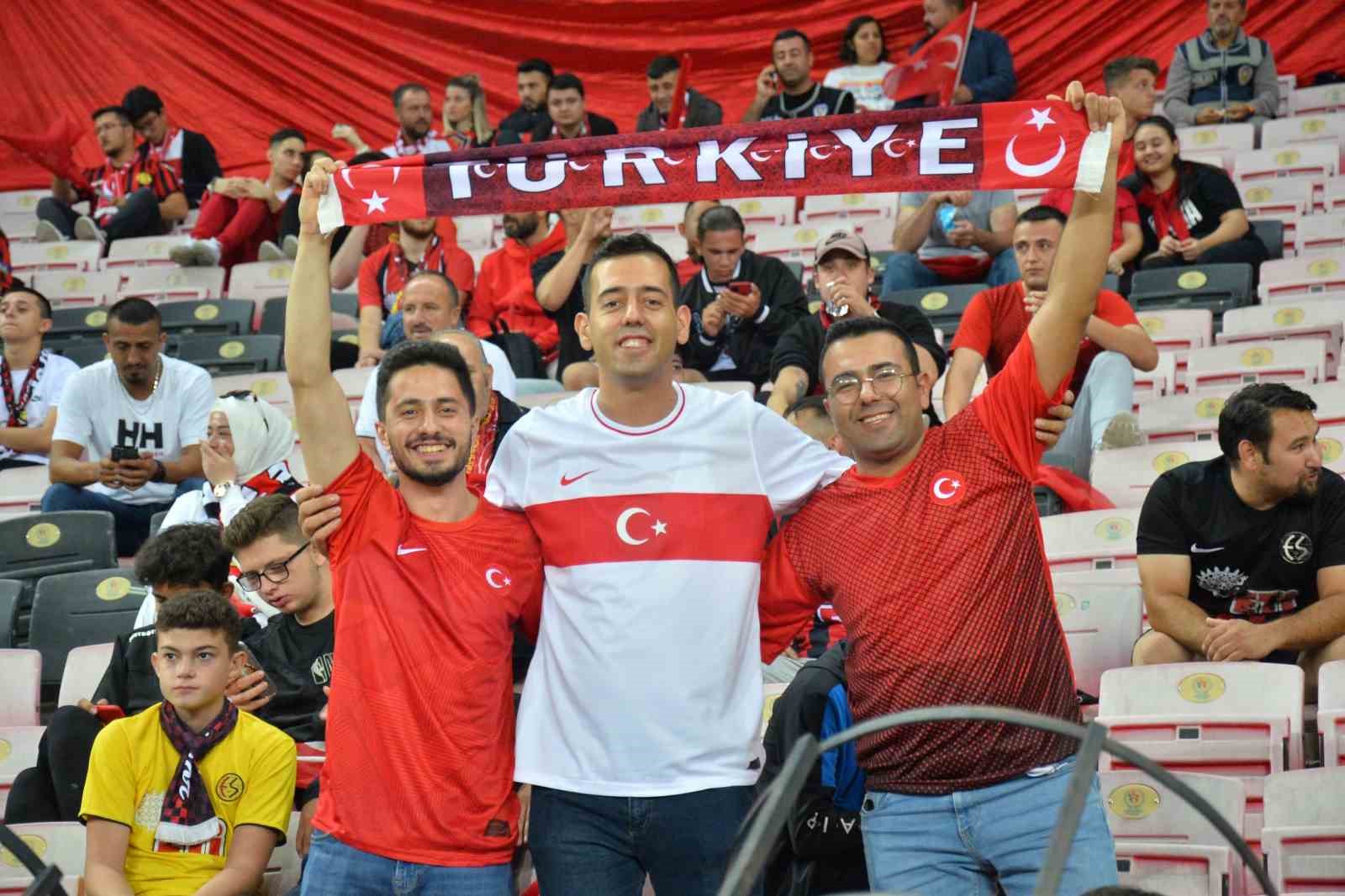 Eskişehirli futbolseverler, Türkiye-Ermenistan maçına hazır