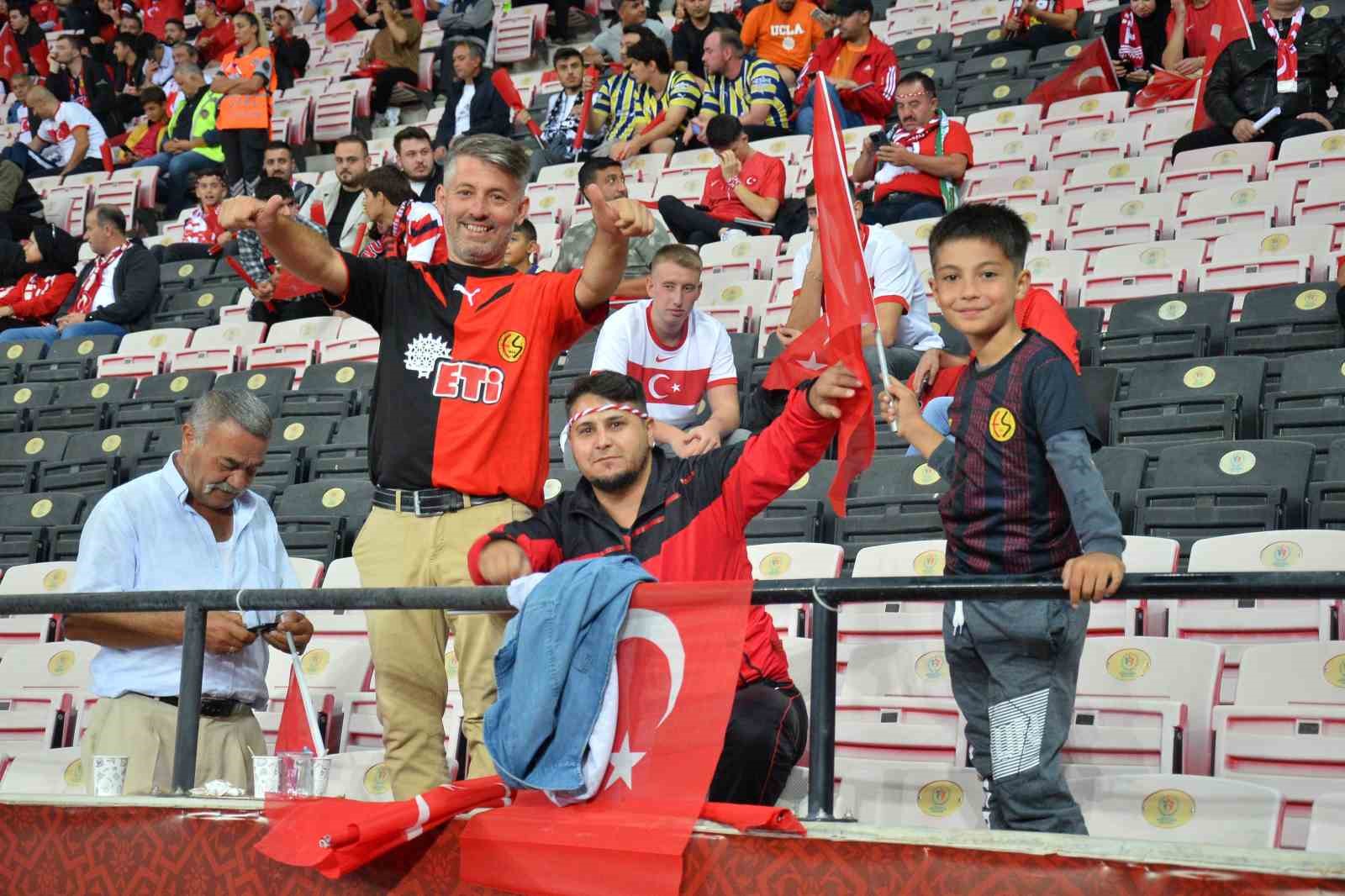 Eskişehirli futbolseverler, Türkiye-Ermenistan maçına hazır