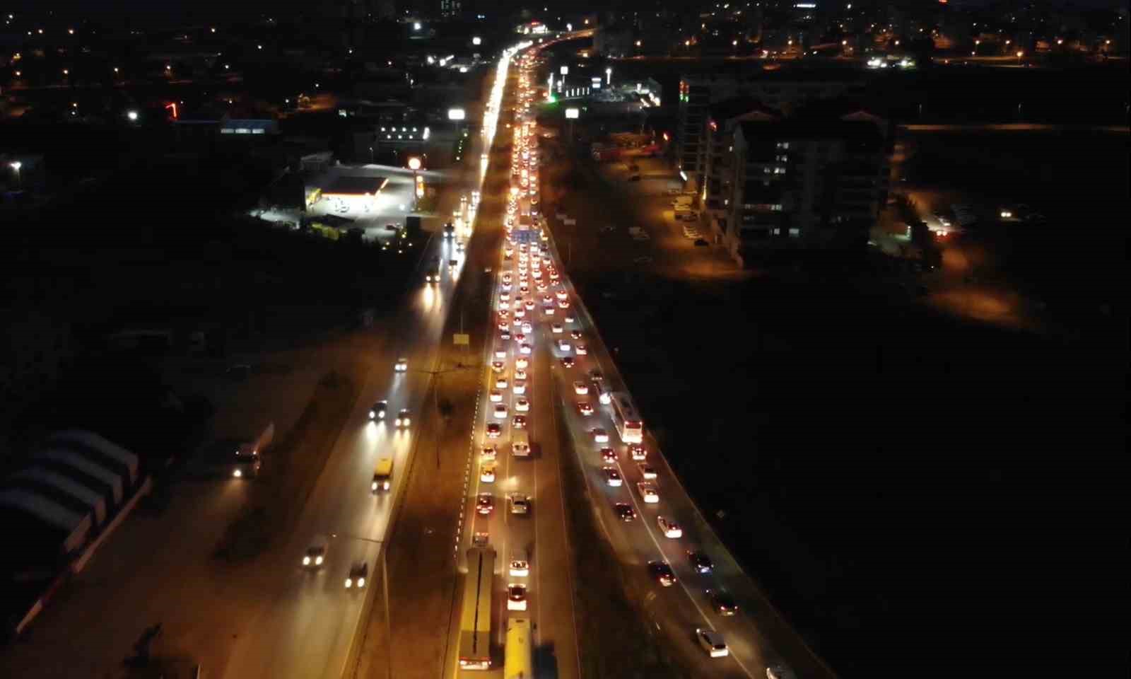 Yaz tatili sona erdi, vatandaşlar yollara akın etti: 43 ilin geçiş noktasında trafik yoğunluğu