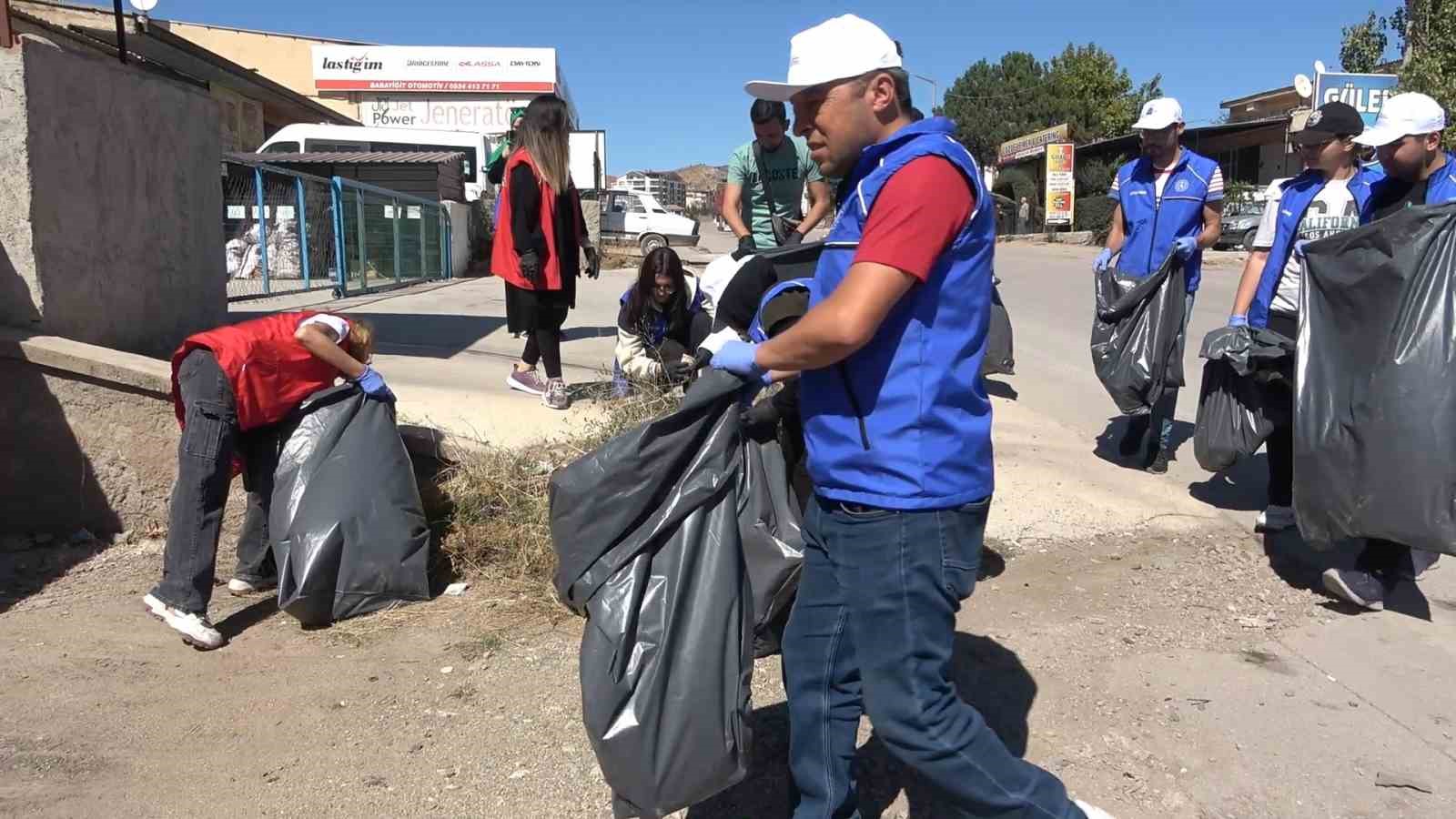 Çöp toplayıp, çevre temizliğine dikkat çektiler