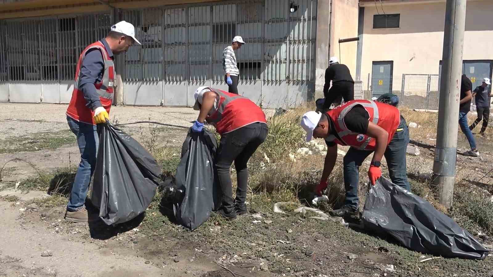 Çöp toplayıp, çevre temizliğine dikkat çektiler