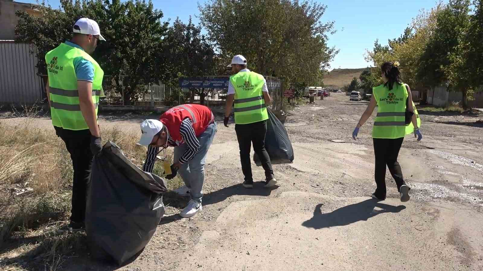 Çöp toplayıp, çevre temizliğine dikkat çektiler