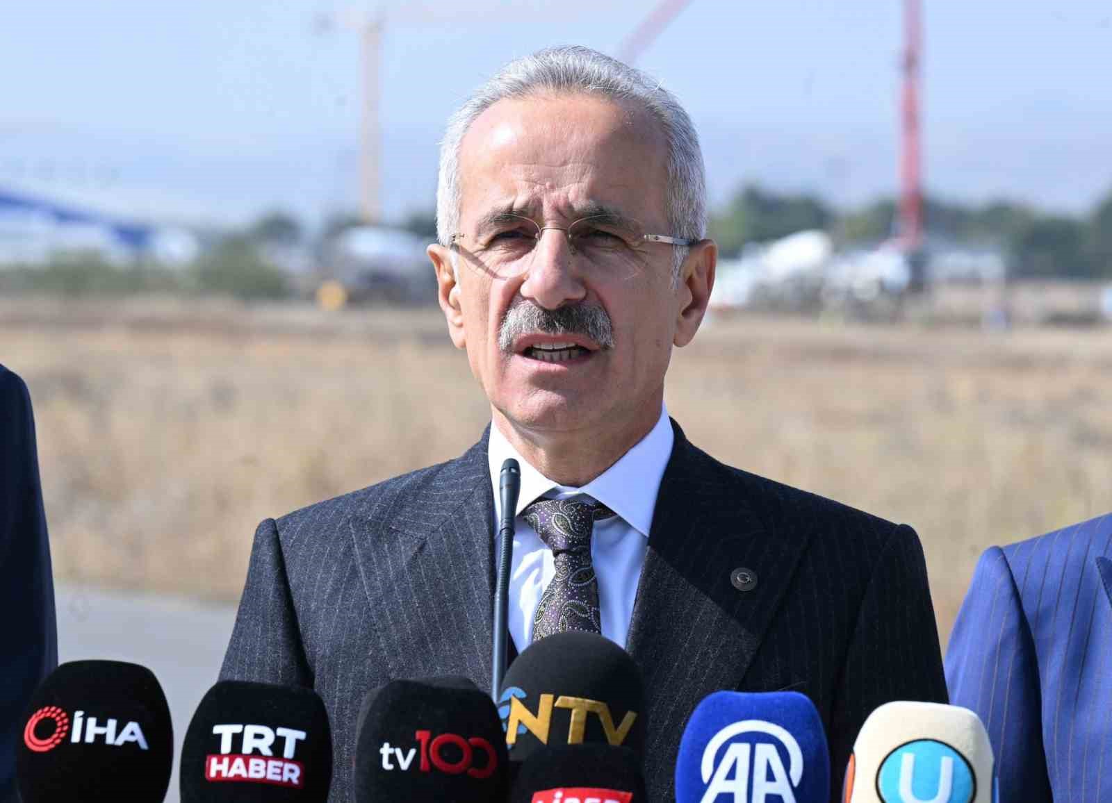 Bakan Uraloğlu: "İki etaplı olarak gerçekleştirilecek proje çerçevesinde Ankara Esenboğa Havalimanımız 3. pistine kavuşacak”